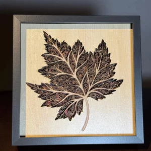 Handgefertigtes, lasergeschnittenes Blattkunstwerk – elegantes botanisches Design
