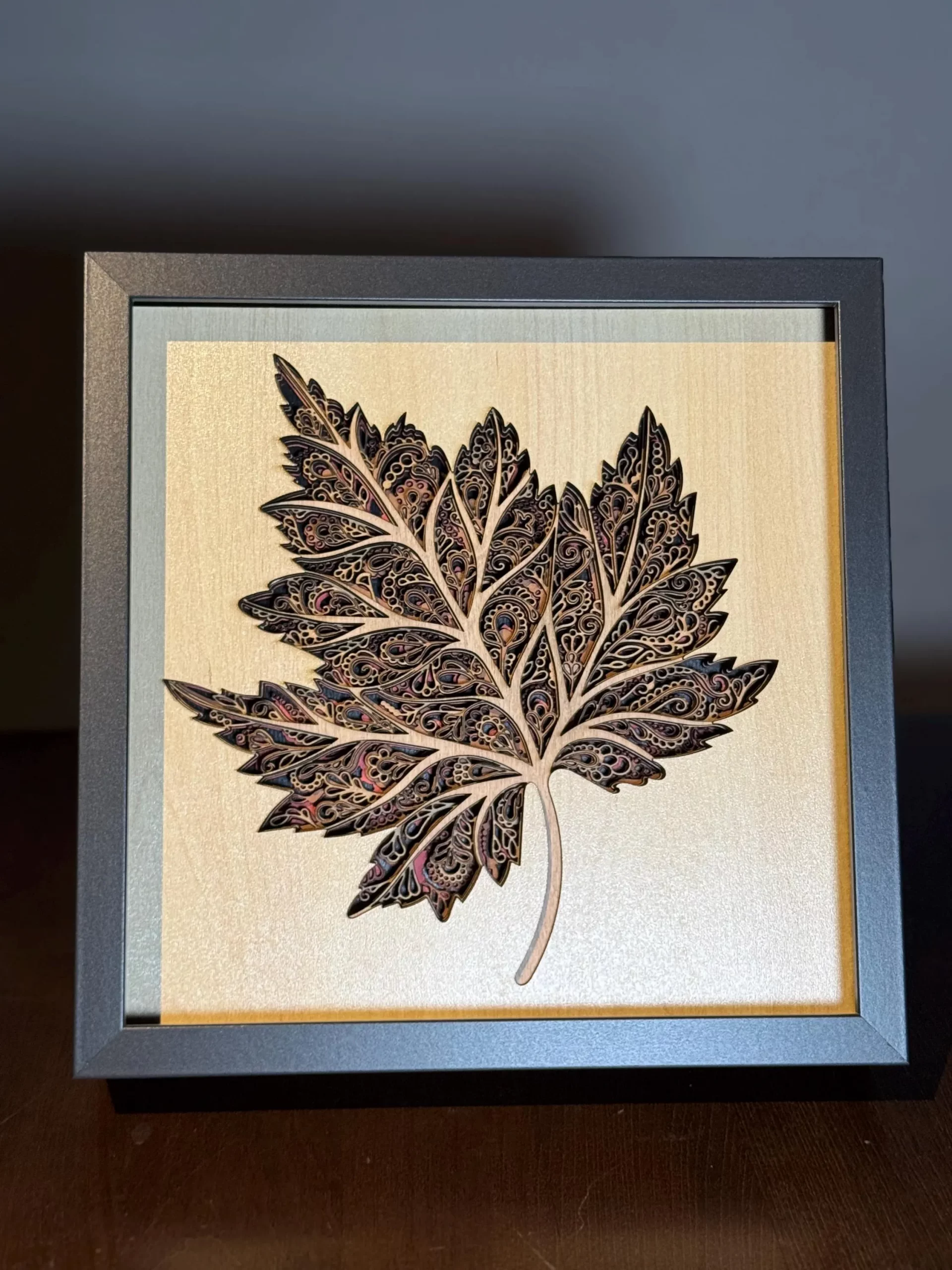 Handgefertigtes, lasergeschnittenes Blattkunstwerk – elegantes botanisches Design