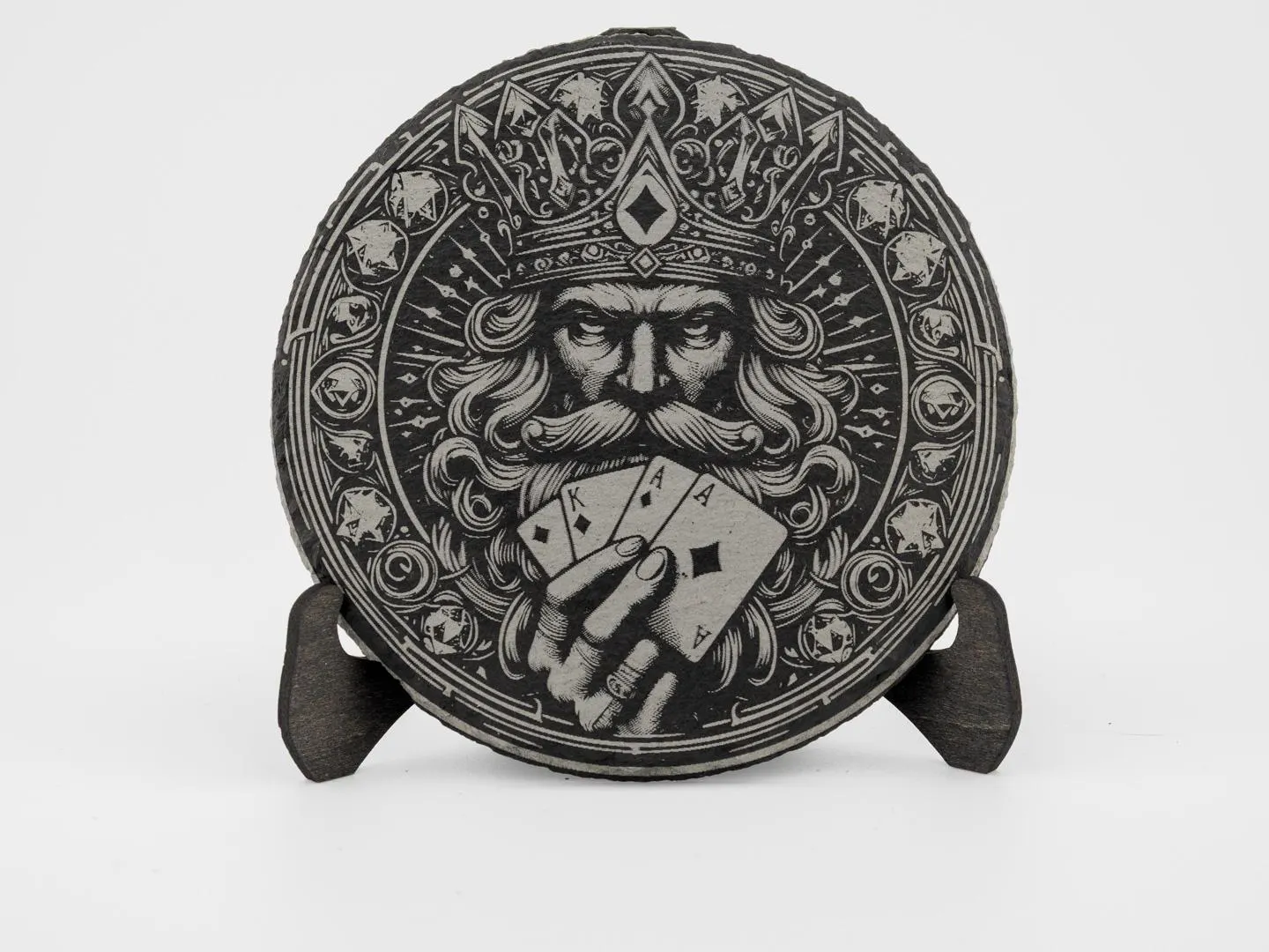 Set aus 3 gravierten Schiefer-Untersetzern mit Karo-Pokermotiv. In edler Holzbox – ideal als Geschenk für Pokerfreunde und Spielkarten-Fans. – Bild 3