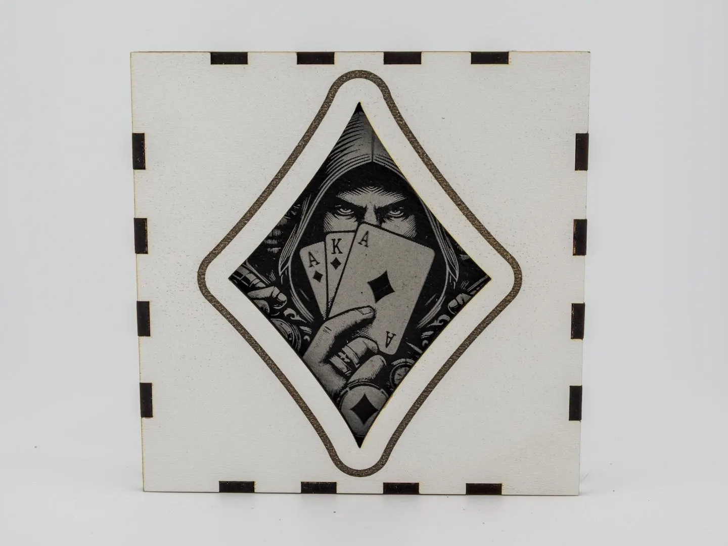 Set aus 3 gravierten Schiefer-Untersetzern mit Karo-Pokermotiv. In edler Holzbox – ideal als Geschenk für Pokerfreunde und Spielkarten-Fans.