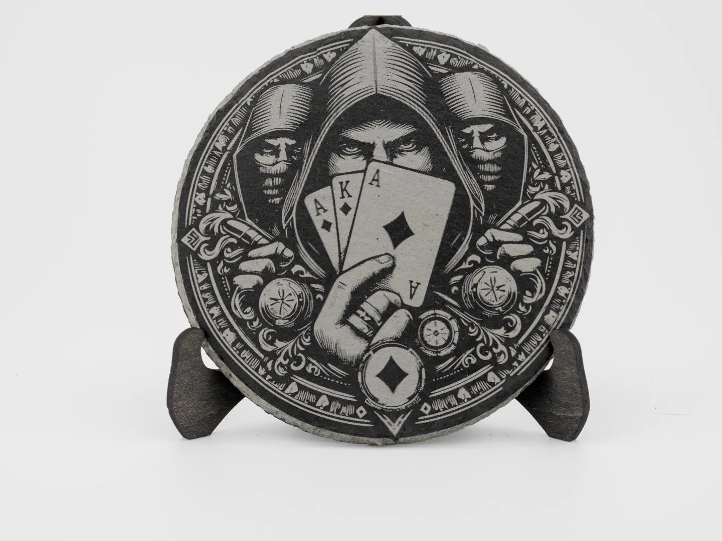 Set aus 3 gravierten Schiefer-Untersetzern mit Karo-Pokermotiv. In edler Holzbox – ideal als Geschenk für Pokerfreunde und Spielkarten-Fans. – Bild 2