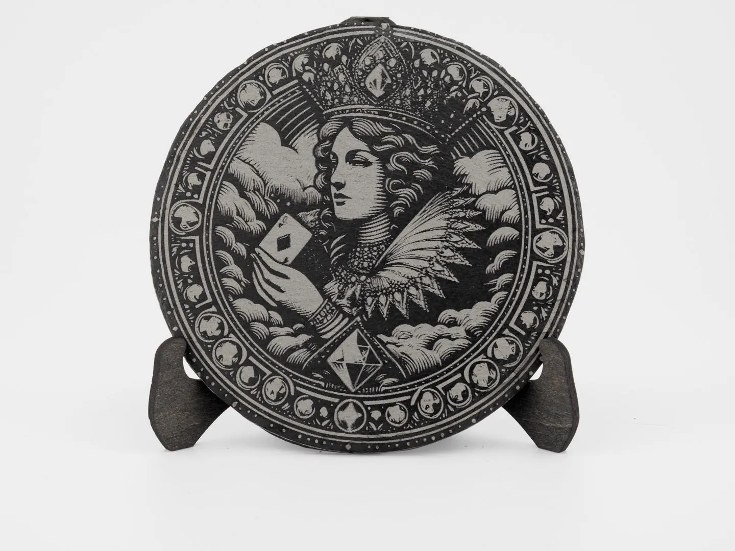 Set aus 3 gravierten Schiefer-Untersetzern mit Karo-Pokermotiv. In edler Holzbox – ideal als Geschenk für Pokerfreunde und Spielkarten-Fans. – Bild 4