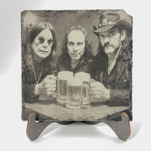 Schiefer Untersetzer „Ossy, Ronnie & Lemmy“ – Rocklegenden am Tisch mit Bierkrug