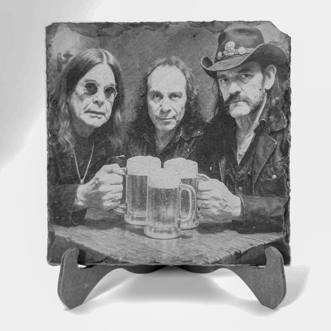 Schiefer Untersetzer „Ossy, Ronnie & Lemmy“ – Rocklegenden am Tisch mit Bierkrug – Bild 5