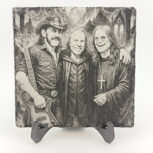 Schiefer Untersetzer „Ossy, Ronnie & Lemmy“ – Rocklegenden vereint