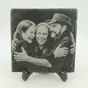 🤘 Schiefer Untersetzer „Ossy, Ronnie & Lemmy“ – Rocklegenden vereint 🤘