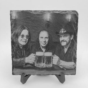 Schiefer Untersetzer „Ossy, Ronnie & Lemmy“ – Rocklegenden am Tisch mit Bierkrug