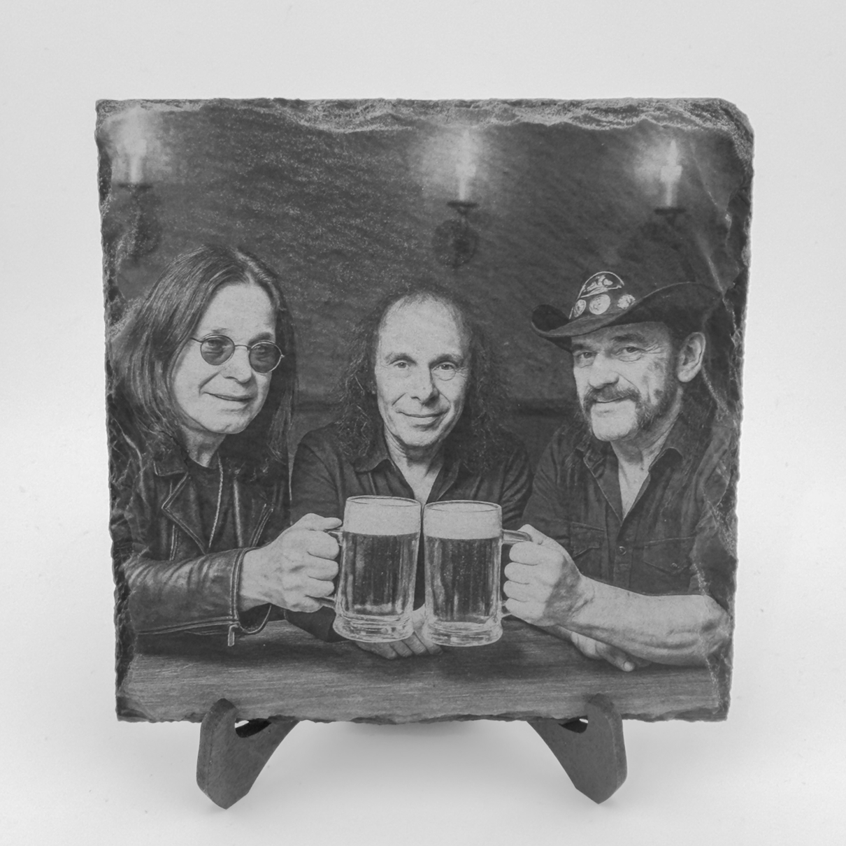Schiefer Untersetzer „Ossy, Ronnie & Lemmy“ – Rocklegenden am Tisch mit Bierkrug