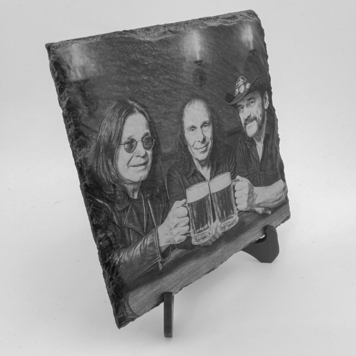 Schiefer Untersetzer „Ossy, Ronnie & Lemmy“ – Rocklegenden am Tisch mit Bierkrug – Bild 4